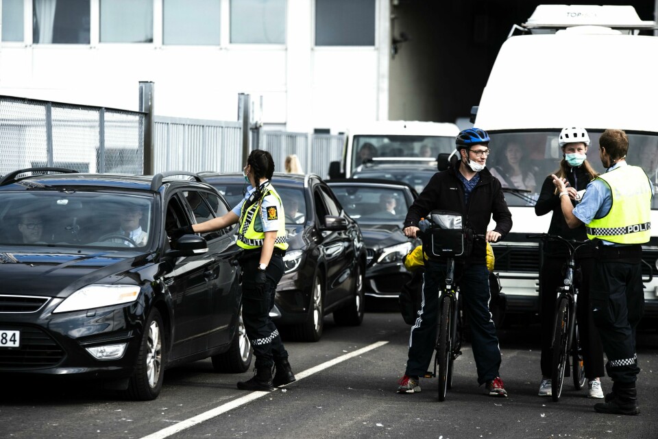 FERIE I NORGE: Det kom mange utenlandske turister til Oslo torsdag. Det er første gang siden grensene stengte. Det var 250 biler ombord på ferjen. Men ikke alle turistene kom i bil. Bildet er av turister som har kommet med ferje til Norge. Noen kom med bil og får informasjon av norske tollere. Det gjør også to turister som kom på sykkel.