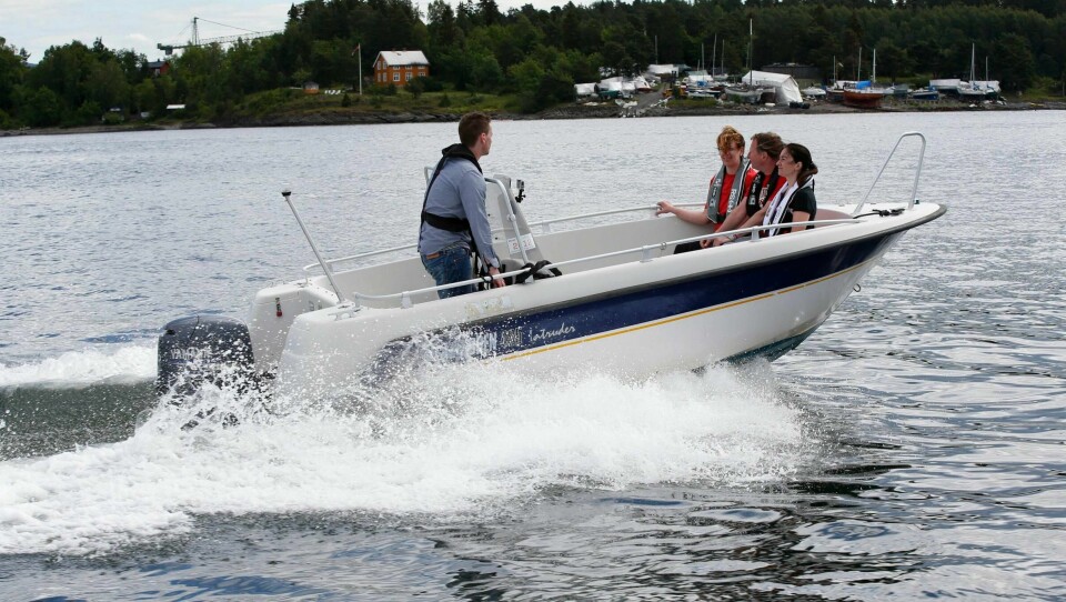 BÅT-ULYKKER: Det er flere båter på havet enn vanlig i sommer. Det gir Redningsselskapet mange flere oppdrag. De ber alle fritidsbåteiere om å vise hensyn og overholde sjøvett-reglene.