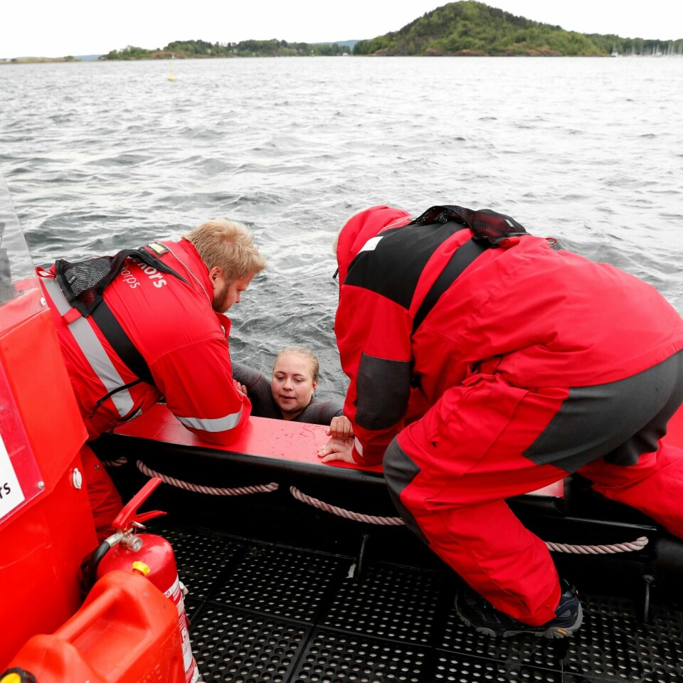 TRENT EKSTRA: Mange i Røde Kors har trent ekstra på søk og redning fra vann. De er klare til å ta imot mange folk på sjøen på vestlandet til helga.