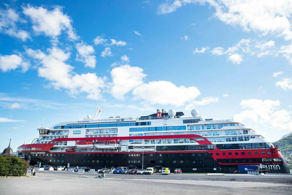 KORONA: Både passasjerer og mannskap om bord på skipet Roald Amundsen er smittet med korona-viruset. FHI frykter at smitten skal spre seg enda mer rundt omkring i Norge.
