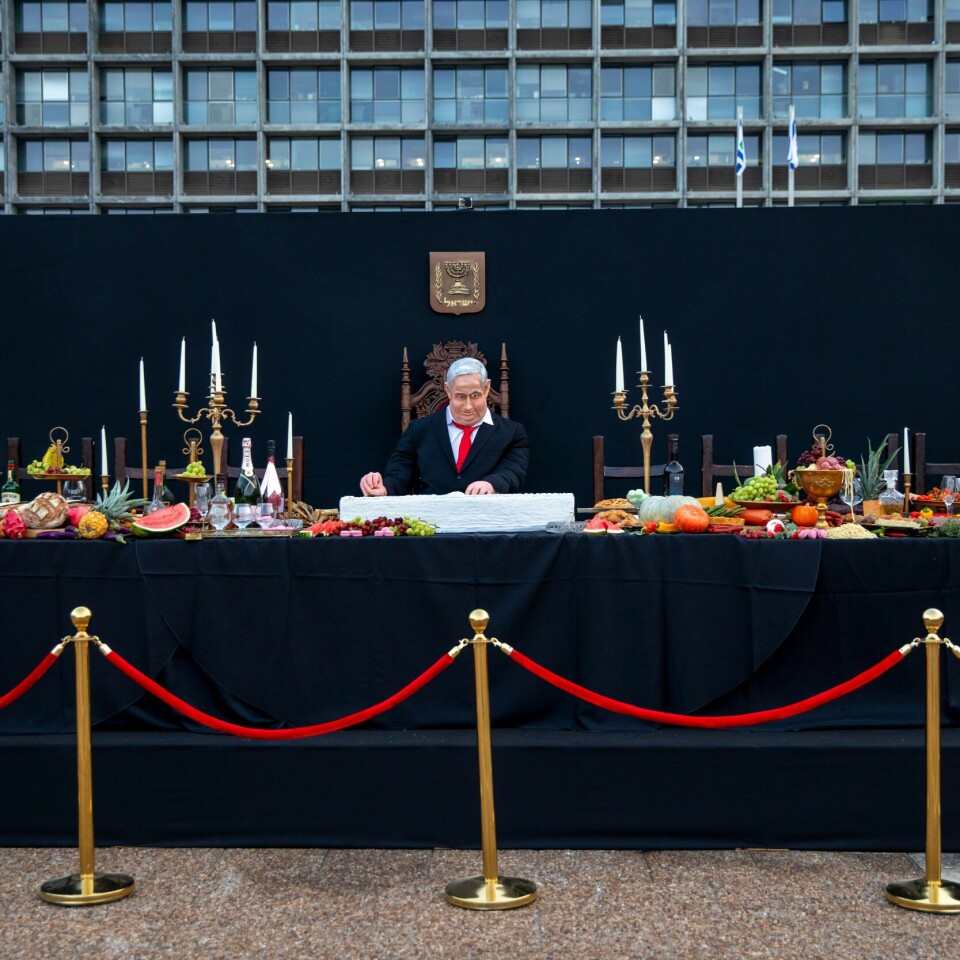 SITE MÅLTID: Slik ser kunstneren Itay Zalait for seg en slutt for Benjamin Netanyahu. Israels statsminister sitter alene ved et stort bord. Han blir framstilt som lite sympatisk og veldig grådig.