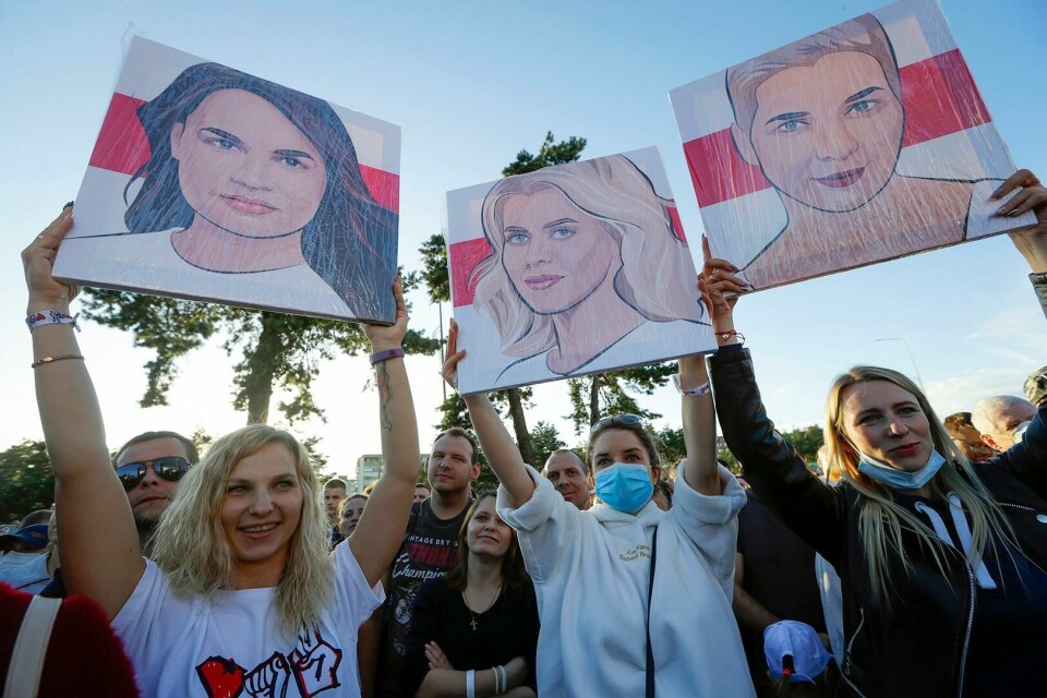 VALG: Folk i Hviterussland heier på de tre kvinnene som står opp mot presidenten. People hold portraits of Svetlana Tikhanovskaya, candidate for the presidential elections, left, wife of non-registered candidate Valery Tsepkalo, Veronika Tsepkalo, centre, Maria Kolesnikova, a representative of Viktor Babariko, right, during a meeting in Borisov, Belarus, Thursday, July 23, 2020. The longtime leader of Belarus President Alexander Lukashenko warned Thursday that Western media could be expelled from the country over what he described as their 'tendentious' coverage of the presidential election next month in which he is seeking a sixth term. The presidential election in Belarus is scheduled for August 9, 2020. (AP Photo/Sergei Grits)