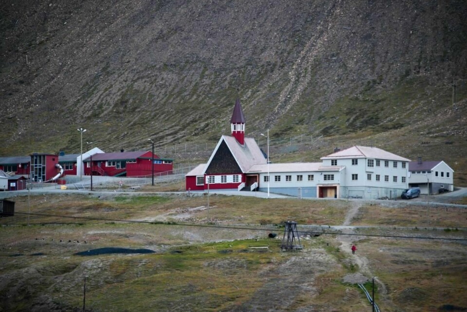 KAN BLI REKORD: Det kan bli varmt på Svalbard til helga. Øya kan få varme-rekord. Resten av Norge får kaldere vær enn det pleier å være på sommeren.