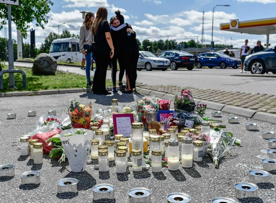 SØRGER: Folk samlet seg på stedet der en 12 gammel jente ble skutt i Sverige. Politiet kan ha funnet bilen skuddet kom fra.