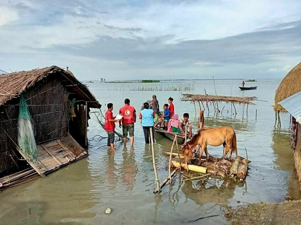 FLOM: Flere millioner av de som bor i Bangladesh er rammet av flom. Landet er rammet av tre kriser på samme tid.