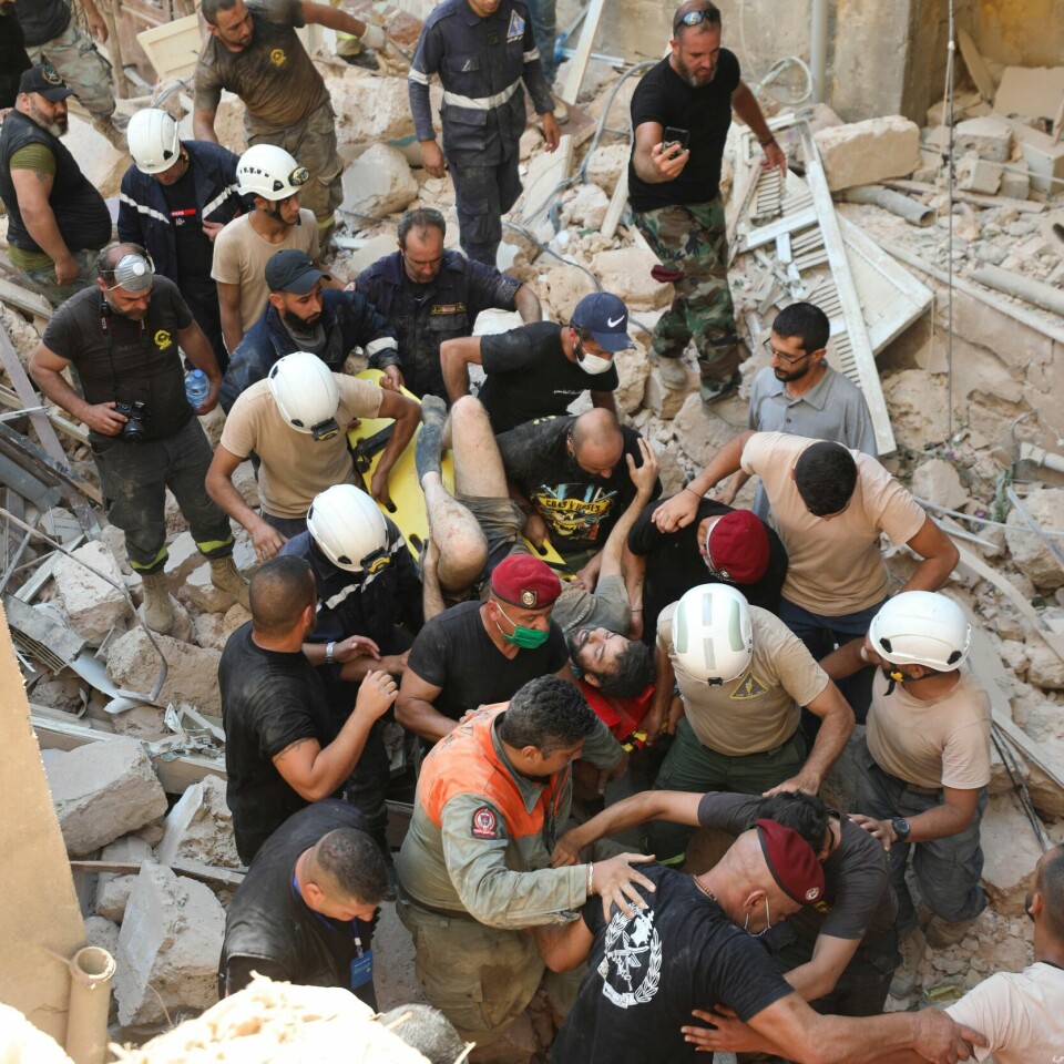 REDNING: Onsdag jobber mange med å redde ut folk fra ruinene i Beirut. Mange er savnet etter eksplosjonen tirsdag. Flere tusen er døde, og over 100 er døde.