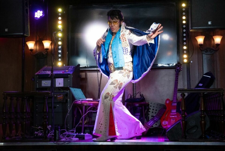 VIL HA REKORD: Kjell Henning Bjørnestad er best kjent som Kjell Elvis. Han er kjent for å kle seg ut som Elvis Presley og synge sangene hans. Bildet viser Kjell Elvis på en scene i Oslo. Han har hvis dress, lys blå skjorte, kappe og solbriller.