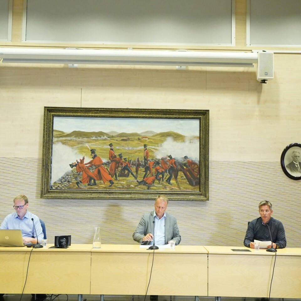STENGER: Kommunen Indre Østfold må stenge ned mye. Årsaken er korona-viruset. Bildet er fra en presse-konferanse med kommunens ledelse søndag.