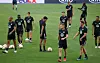 Bildet er av spillere på fotballaget Wolfsburg fra Tyskland. De trener på en stadion i Kiev i Ukraina. De skal spille kamp mot Shaktar Donetsk fra Ukraina onsdag kveld.