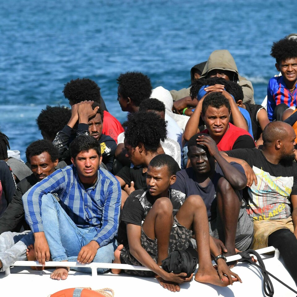 MANGE: Den siste måneden har det kommet minst 5.000 fra Afrika til den italienske øya Lampedusa. Men øya har vansker med å ta imot så mange. De siste som kom må vente i havna. Det er ingen andre steder de kan være i karantene.