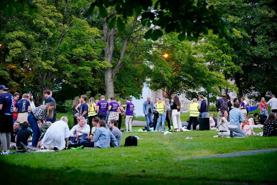 FEST: I Trondheim var mange studenter fra NTNU samlet i parker tirsdag kveld. Politiet er bekymra for smittevern.