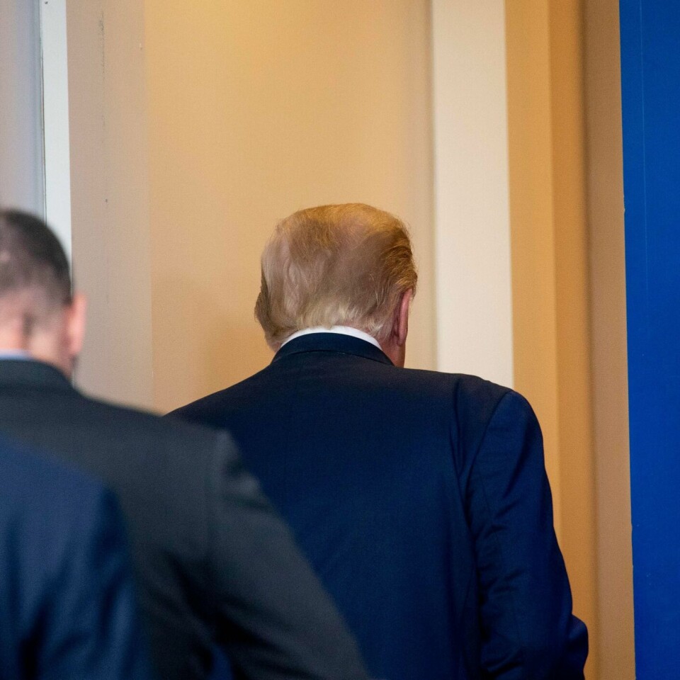 UT: President Donald Trump ble fraktet ut. Han hadde startet en pressekonferanse mandag.