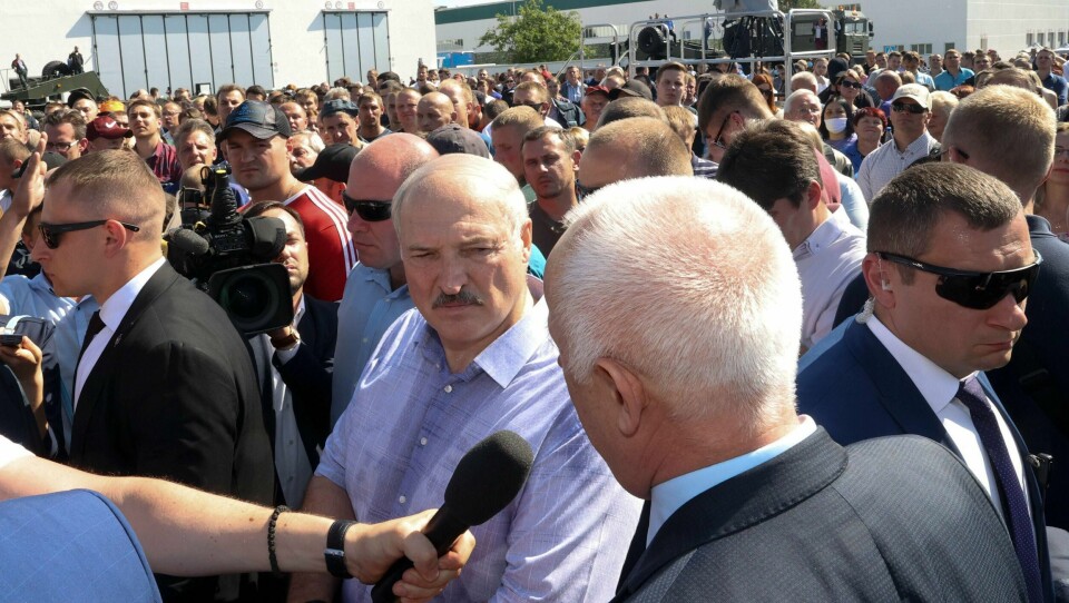 PRESIDENT: Aleksandr Lukasjenko (midten) er president i Hviterussland. Han nekter å godta et nytt valg.