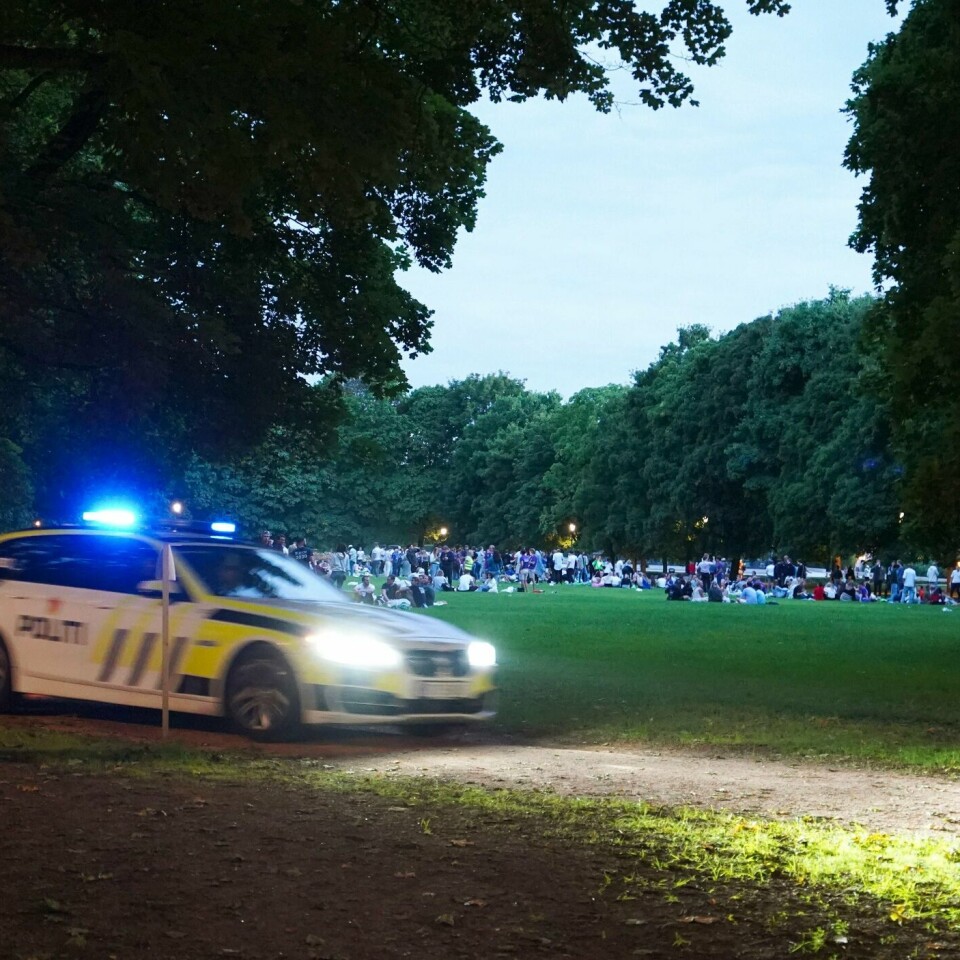 FEST: Mange ungdommer var på fest mandag. Her kjører politiet forbi Frognerparken i Oslo.