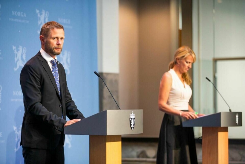 HAR NOK: Bent Høie sier at Apotek-foreningen har sagt at de har nok munnbind til de som trenger det.