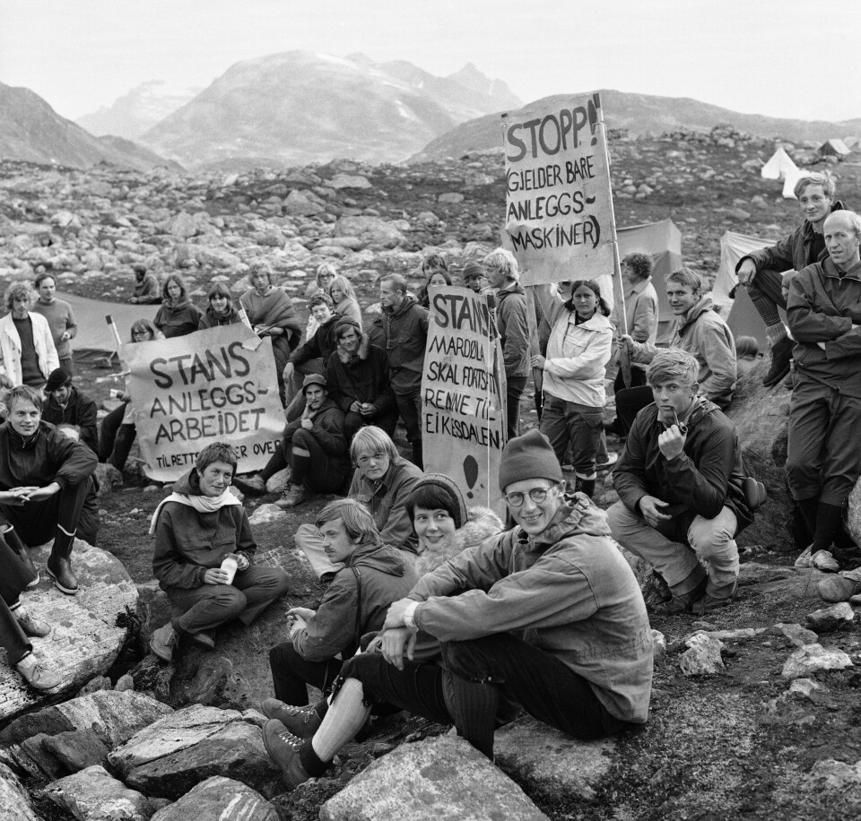 VENT: Det var også en rettssak om Mardalsfossen. Aksjonistene hadde et krav om at arbeidet måtte stoppe til rettssaken var over. Bildet viser demonstranter med plakater med tekster som: Stans anleggsarbeidet til rettssaken er over.
