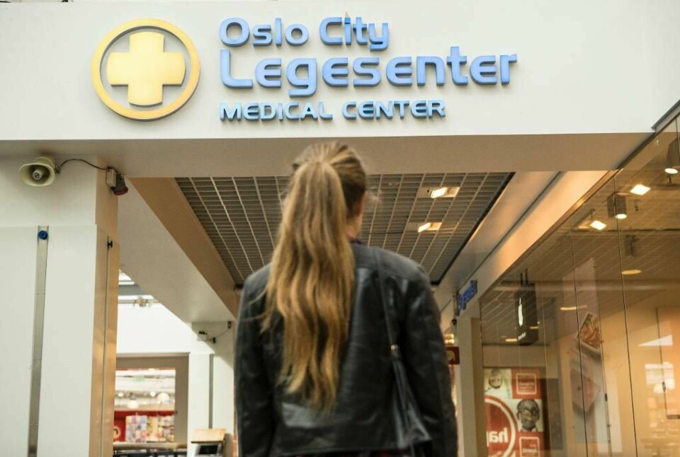 LEGEN: Ungdom i Norge trenger ikke si til foreldrene sine om de går til legen. Men de må betale. Derfor må noen spørre foreldrene om penger. Og kanskje si at de skal til legen.