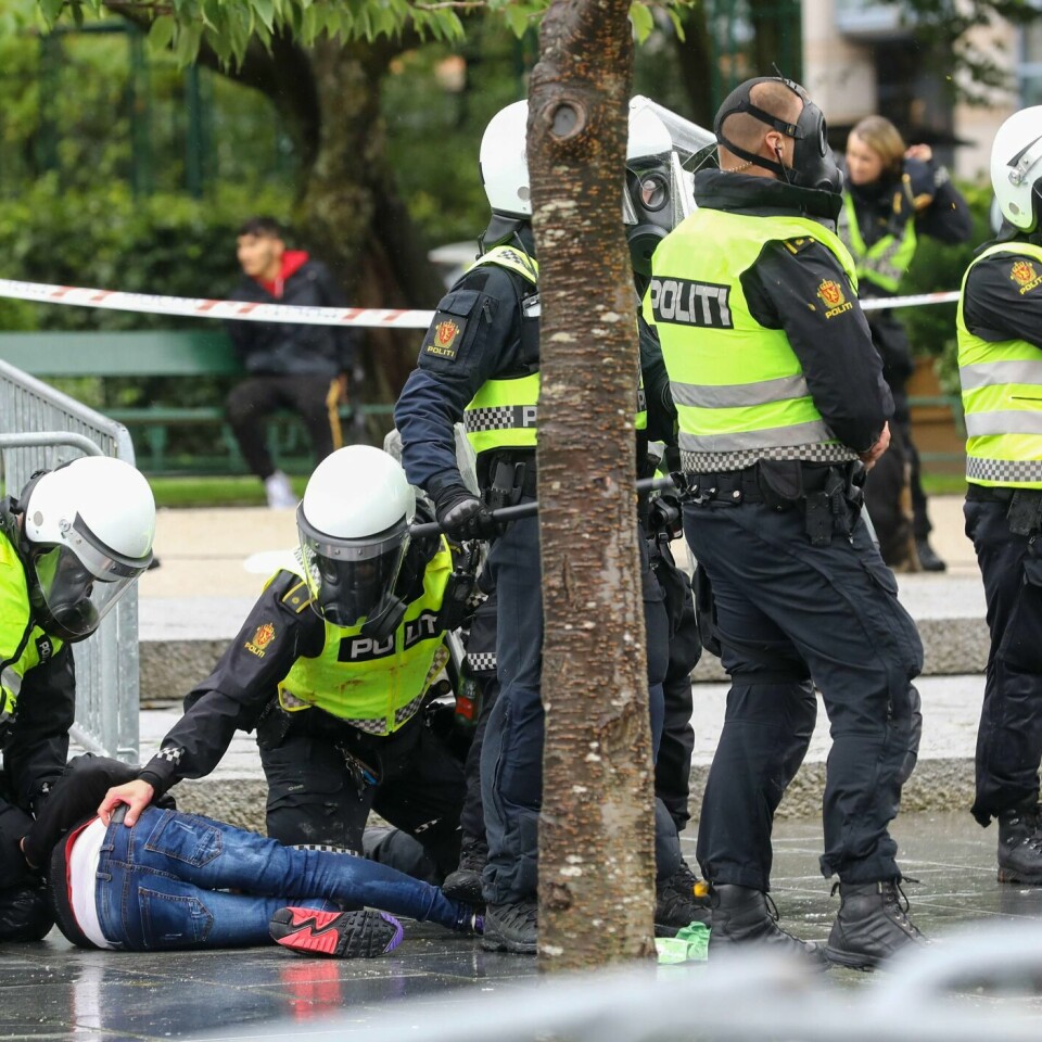 BRÅK: Politiet måtte håndtere uro i Bergen lørdag. Gruppa Sian hadde en markering. Motstandere ble sinte.