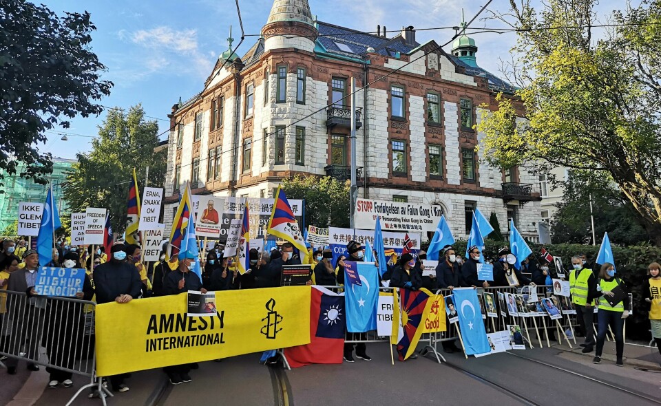 PROTEST: Kina blir beskyldt for å bryte menneske-rettighetene. Torsdag ble det holdt en demonstrasjon. PROTEST: Kina blir beskyldt for å bryte menneske-rettighetene. Torsdag ble det holdt en demonstrasjon.