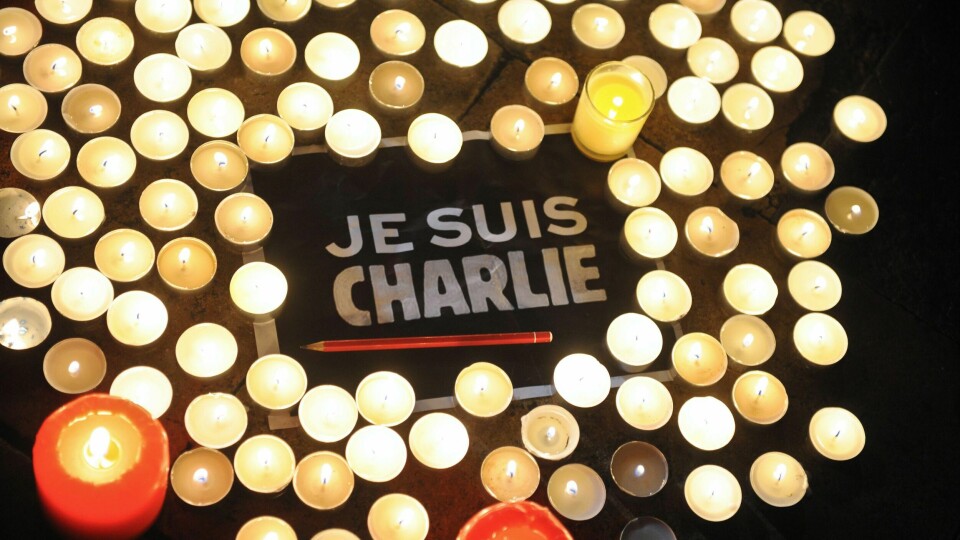 SØRGET: Mange sørget etter angrepet mot Charlie Hebdo. Folk viste sin støtte.