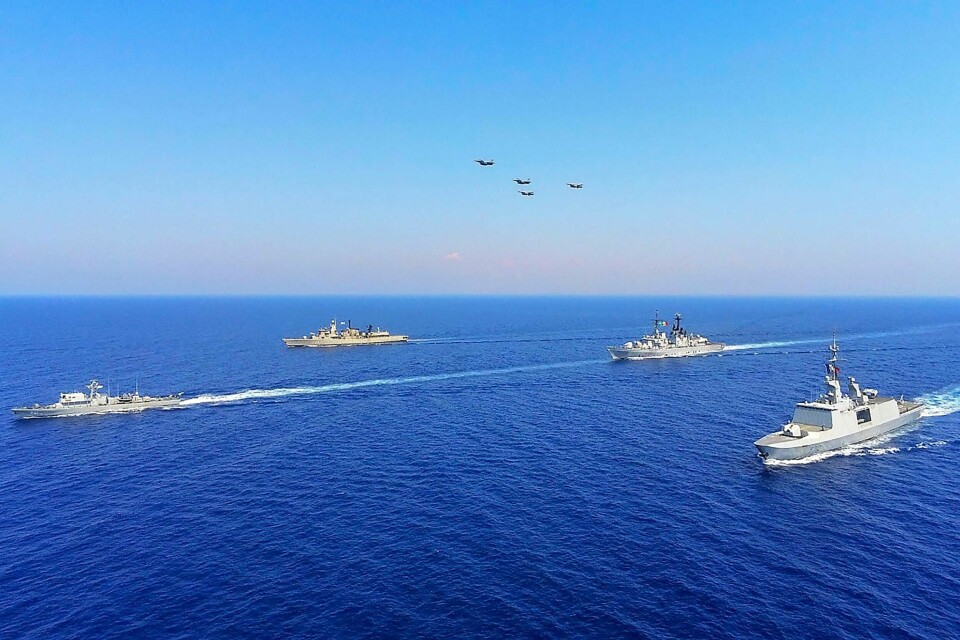 ØVER: Både Hellas og Tyrkia har hatt militærøvelser øst i Middelhavet. Hellas sier de nekter å snakke med Tyrkia før de henter tilbake skip som leter etter gass. Hellas mener det skjer i deres områder i havet. Nato prøver å få landene til å snakke sammen, for å hindre militær konflikt.
