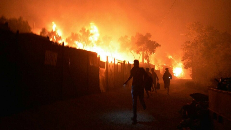 BRANN: Folk løper fra flammene i Moria-leiren på Lesvos.