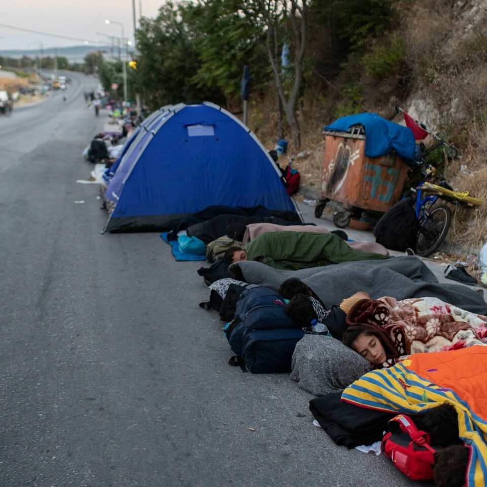 SOVER: Flyktninger og migranter sover langs veiene på Lesvos. Branner har ødelagt Moria-leiren.