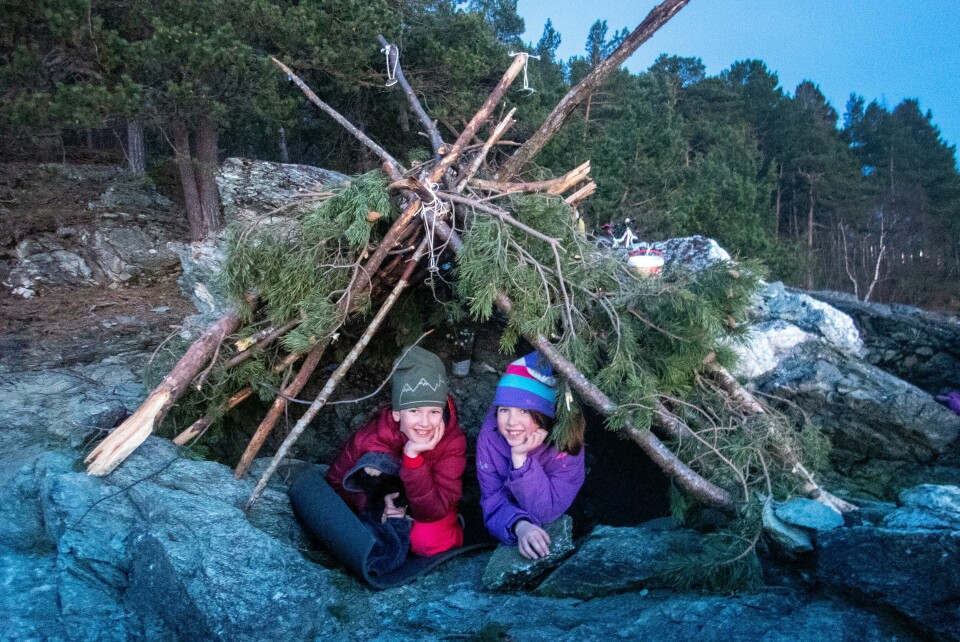 KOS: Mange nordmenn har vært mye i naturen i sommer. Nå er høsten her. Det kan også være kos i naturen på denne tiden av året. Bildet er av to barn som har lagt seg i en gapahuk. De har på varmt tøy og lue.
