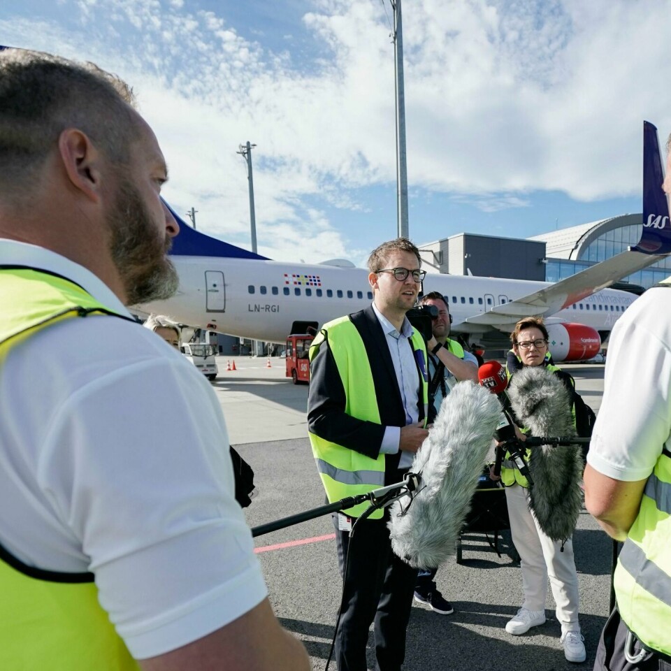 HELLAS: Norge sender en gruppe med helsearbeidere til Hellas. Her tar barne- og familieminister Kjell Ingolf Ropstad farvel.