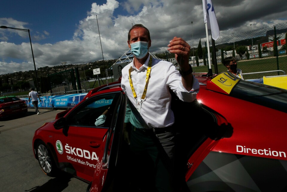 SMITTET: Christian Prudhomme er smittet med korona. Det kan få følger for sykkel-løpet Tour de France. Men det kan det også for franske myndigheter. Bildet er av Tour de France-sjef Christian Prudhomme. Han er på vei ut av lederbilen etter at tredje etappe av sykkelløpet er ferdig.