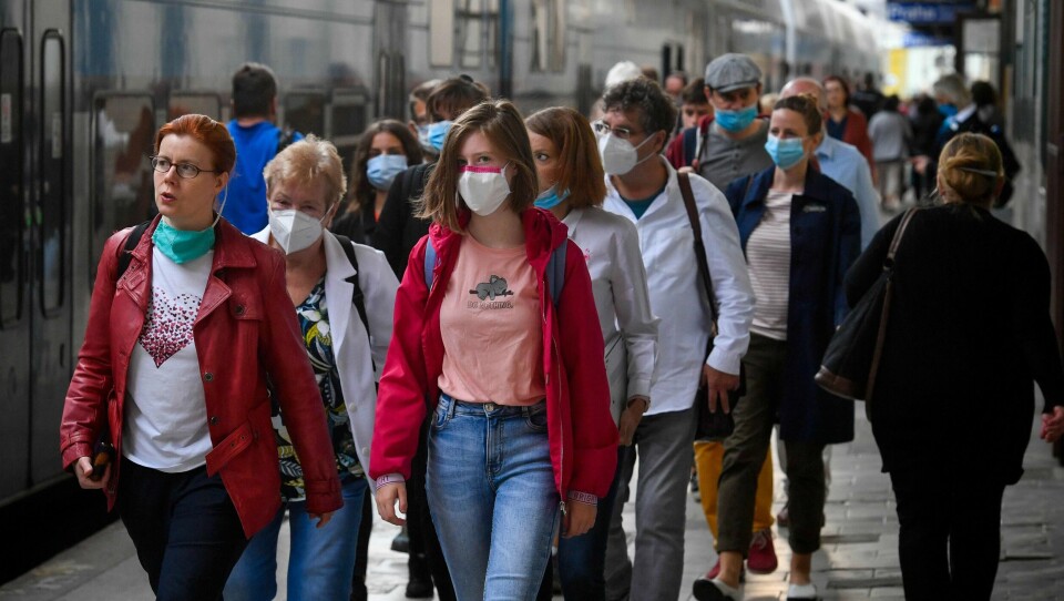 BESKYTTELSE: Folk i Tsjekkia bruker munnbind for å beskytte seg mot korona.