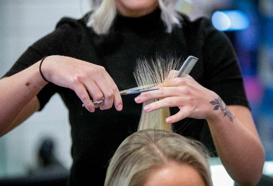 SVART: Bare tre prosent av de som kjøper hjelp fra en frisør, kjøper det svart. Men mange har hjelp fra frisør. Det gjør frisør-tjenester til den vanligste typen svart arbeid i Norge.
