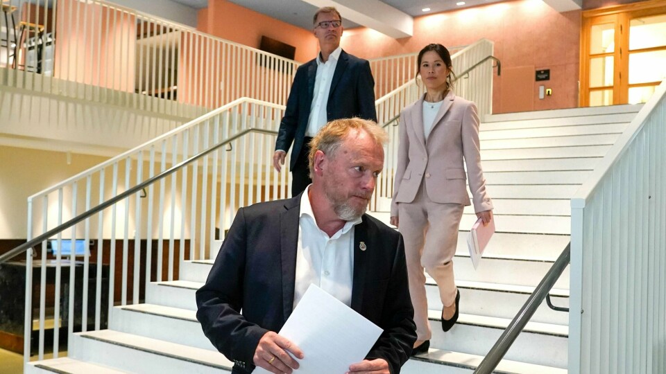 STRENGERE: Det er mye smitte i Oslo. Nå kan ikke folk være flere enn ti samlet. På bildet er byrådsleder Raymond Johansen. Bak går Robert Steen og Lan Marie Berg.