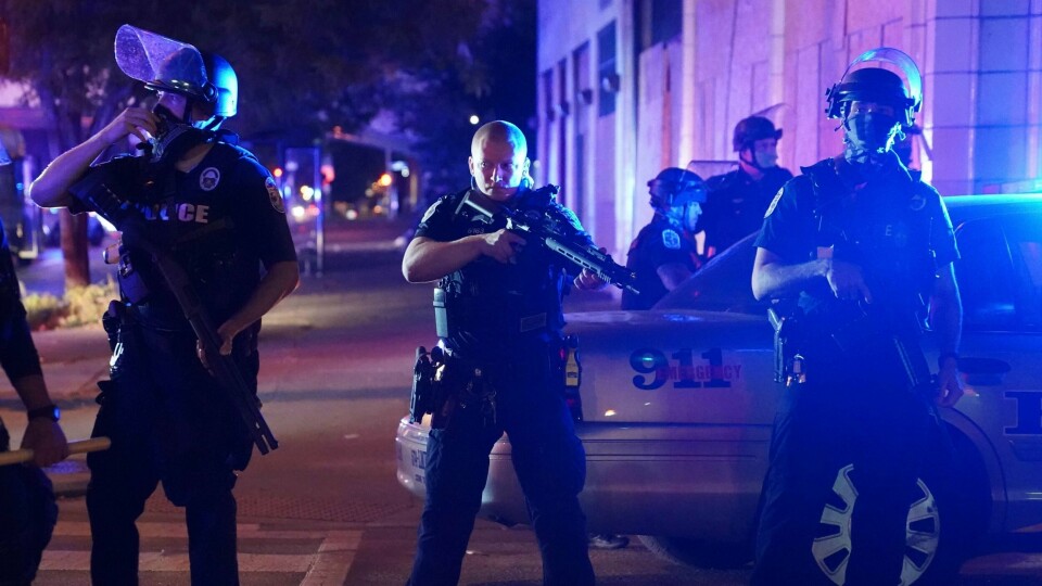 PÅ PLASS: Politifolk er på plass i uroen i Louisville. To politifolk ble skutt.