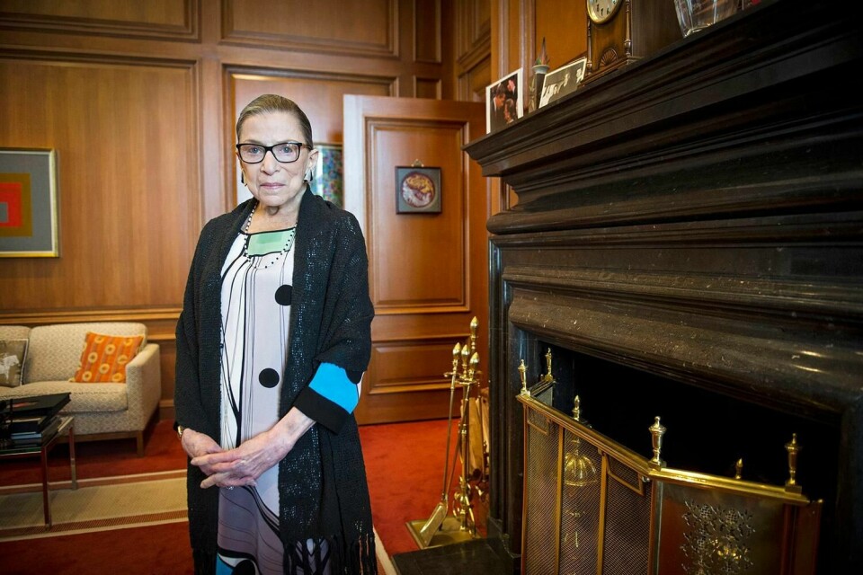 DØD: Dommeren Ruth Bader Ginsburg i USAs høyesterett (bildet) døde fredag. President Donald Trump forsøker å finne en erstatter til Høyesterett så raskt som mulig.