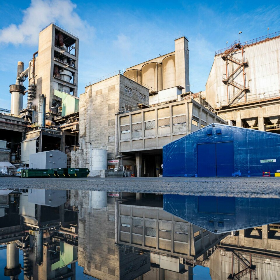 FABRIKK: Regjeringen vil realisere fangst og lagring av gassen CO2. I første omgang ved Norcems sementfabrikk i Brevik (bildet).
