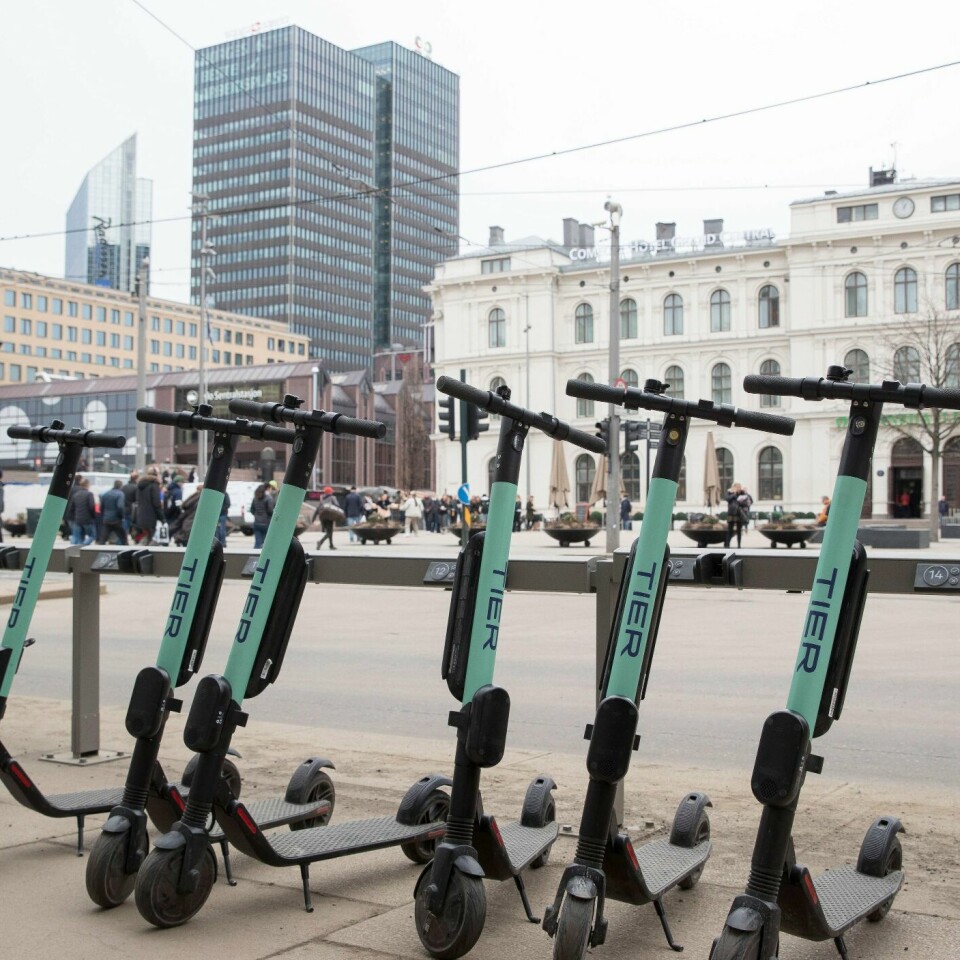 POPULÆRE: Elektriske sparkesykler står på rekke og rad i Oslo. Mange bruker disse for å komme seg rundt i byen.