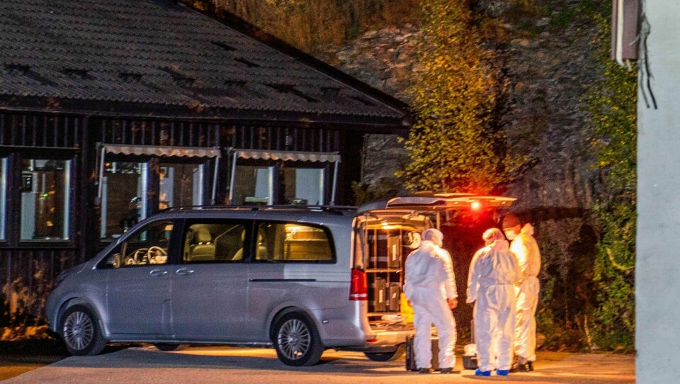 SKUDD: Politiet skjøt og drepte en mann. Her jobber krimteknikere på stedet.