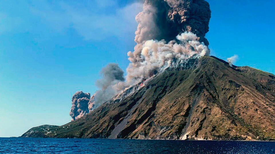 SKREMTE: Denne vulkanen på øya Stromboli hadde utbrudd. Det er vanlig, men denne gangen ble folk redde.