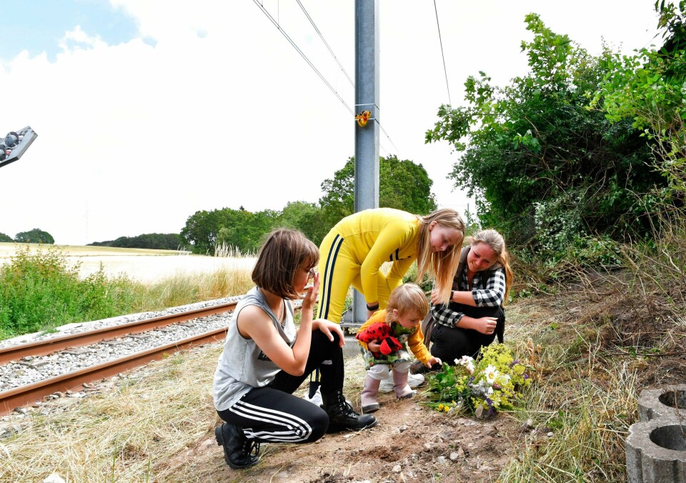 DØDE: Kim André Nielsen og sønnen Benjamin Sørvang Nielsen døde da bilen krasjet med et tog. Her legger naboer ned blomster ved stedet der ulykken skjedde. Det er Christina Uttrup og de tre barna, Liva på 3 år, Cecilie på 14 år og Caroline på 11 år.