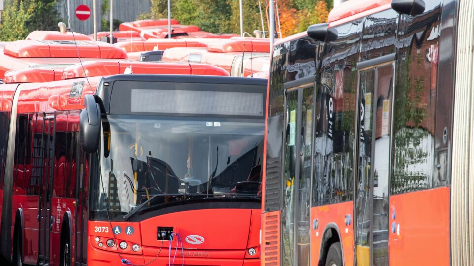 STREIK: Flere tusen bussjåfører streiker. Folk må finne andre måter å reise til jobb på.