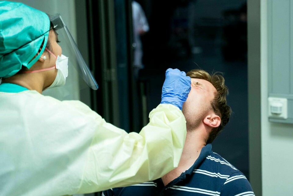 TESTER: Du kan teste deg for korona-virus flere steder i Oslo. Det siste døgnet er færre registert smittet. Bildet viser en person som blir testet. ( Illustrasjonsfoto).