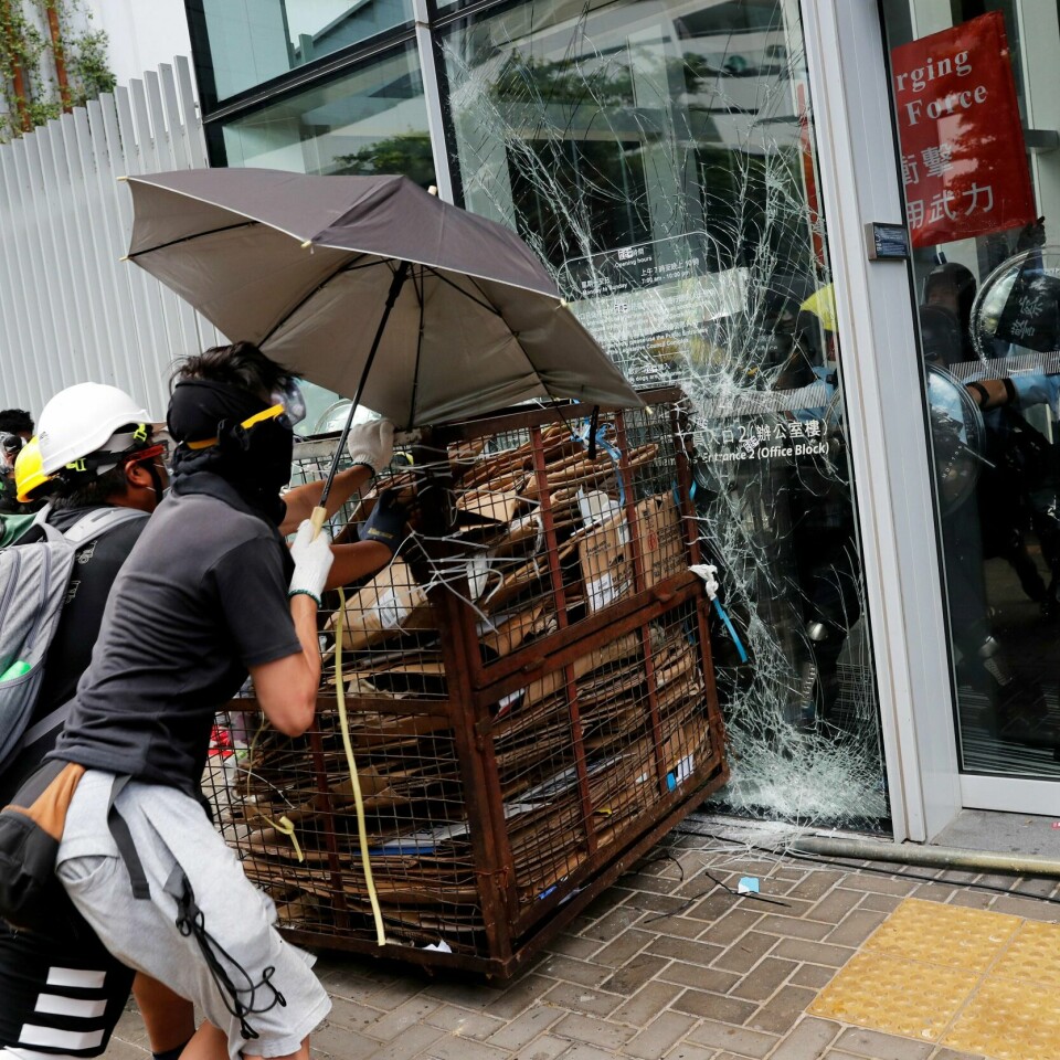 ANGREP: Demonstranter forsøkte å storme et bygg der lederne i Hongkong jobber.