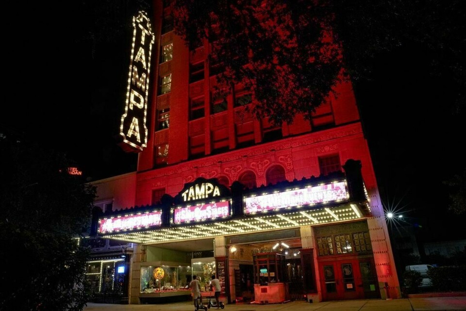 RØDT: Et teater i Tampa i USA lyste rødt i september. Onsdag skal scener i Norge lyse rødt. Det er en del av aksjonen Red Alert.