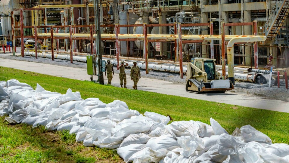 KLARE: Stormen Barry er på vei mot USA. Her går soldater i gatene i delstaten Louisiana. Foto: Matthew Hinton / AP Photo / NTB scanpix