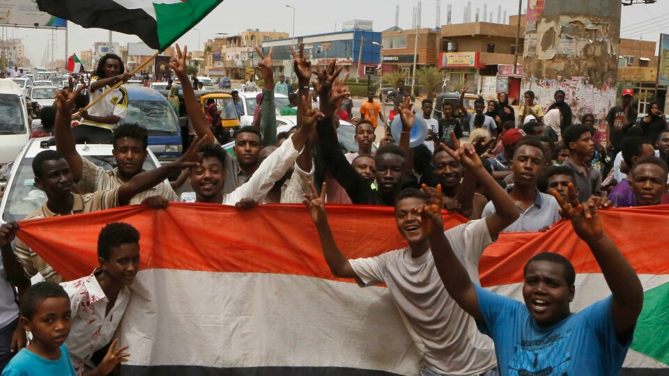 FEIRER: Folk feirer og jubler i gatene i Khartoum i Sudan. En avtale om styring gir dem nytt håp.