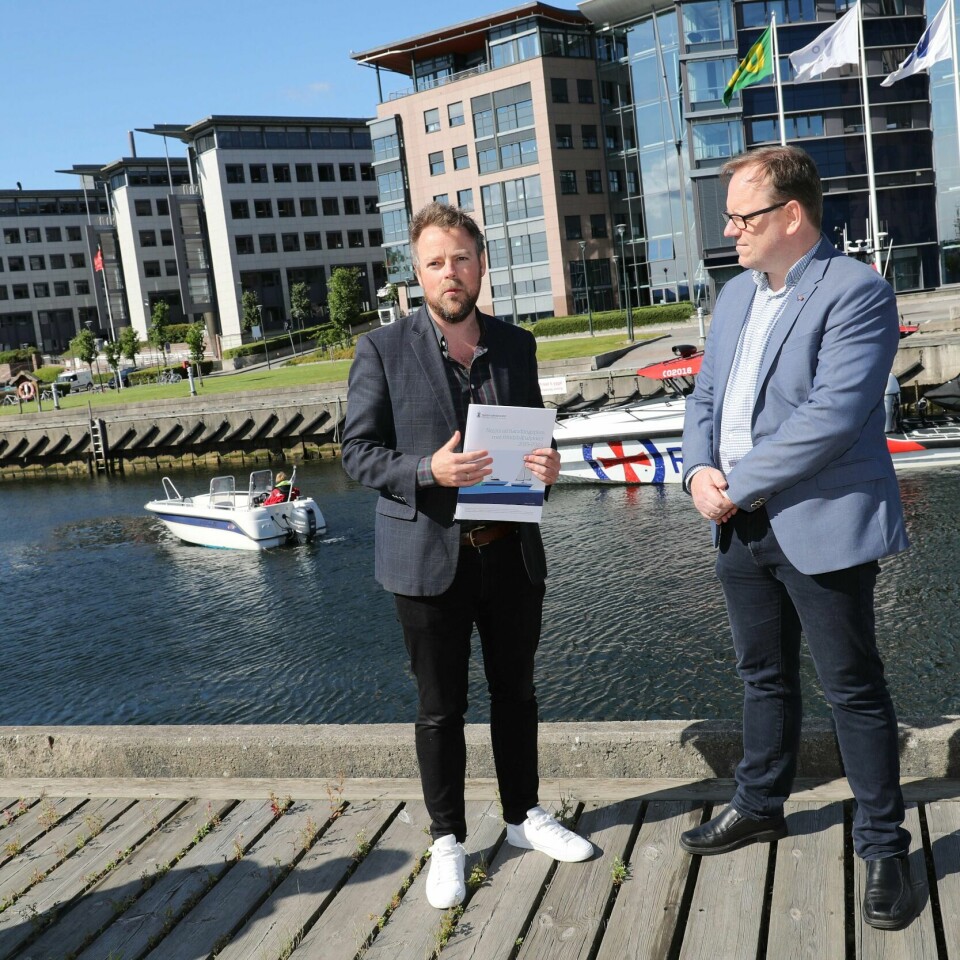 PLAN: Næringsminister Torbjørn Røe Isaksen (til venstre) fikk tirsdag Nasjonal handlings-plan mot fritidsbåt-ulykker. Regjeringen vil ha slutt på at folk dør i båtulykker.