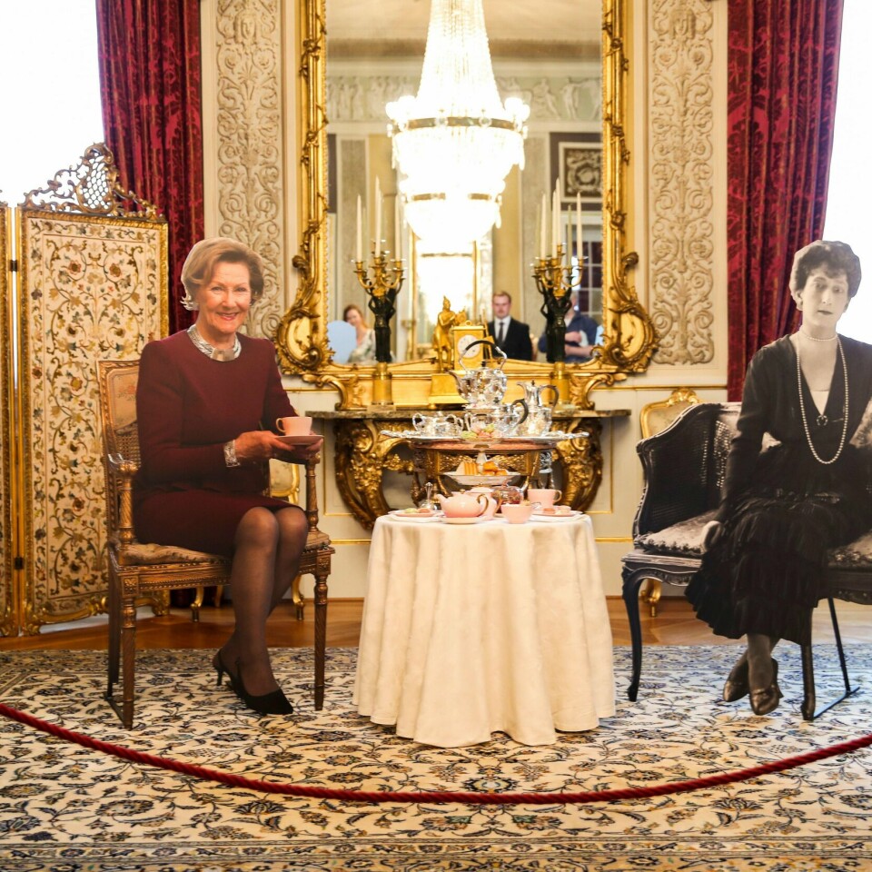 MØTES: Dronning Sonja og dronning Maud møtes på liksom i utstillingen «Dronningmøter». Den ses på slottet i sommer.