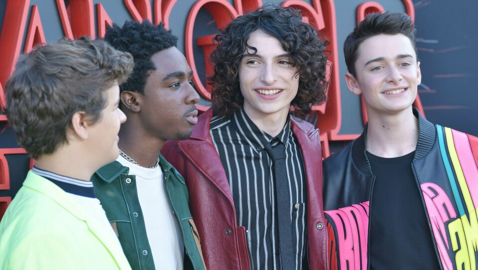TILBAKE: Liker du TV-serien «Stranger Things»? Torsdag kan du begynne å se tredje sesong. Her er skuespillere fra serien på en premiere i USA.