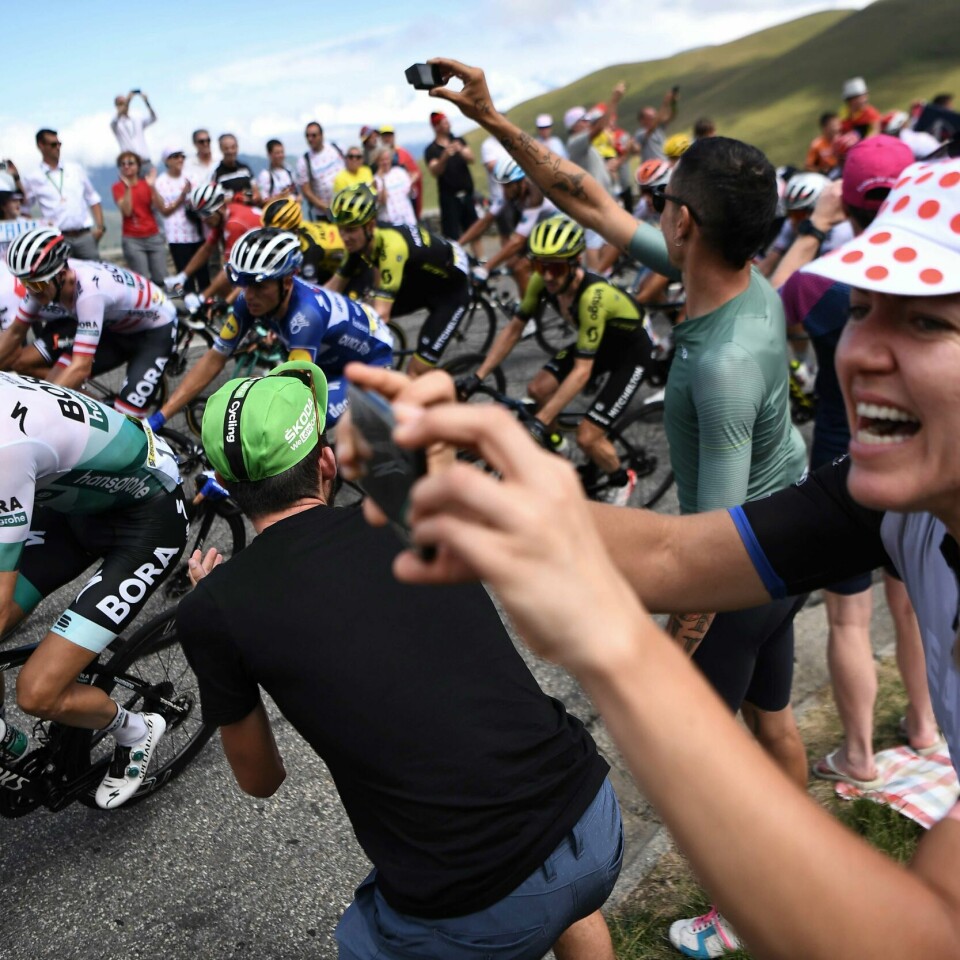 TOUREN: Bildet viser syklister som suser forbi i torsdagens etappe i Tour de France. Når får kvinner sin egen versjon av rittet?